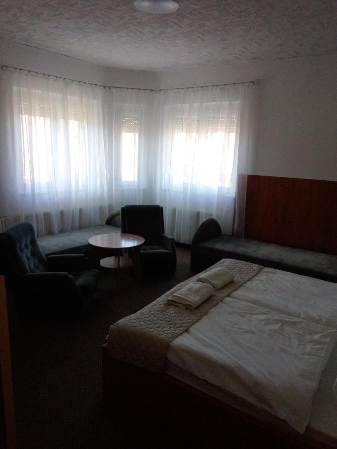 Siesta Vendeghaz Hotel Мисколк Екстериор снимка